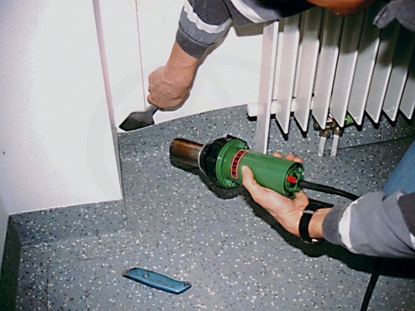 Ручной аппарат горячего воздуха TRIAC ST LEISTER 141.227 в работе