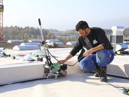 UNIROOF ST способен производить сварку кровельного покрытия даже на парапете шириной  100 мм