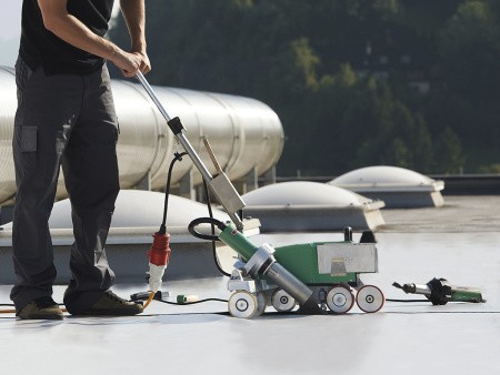 Сварочный автомат горячего воздуха UNIROOF AT - надежный и стабильный результат